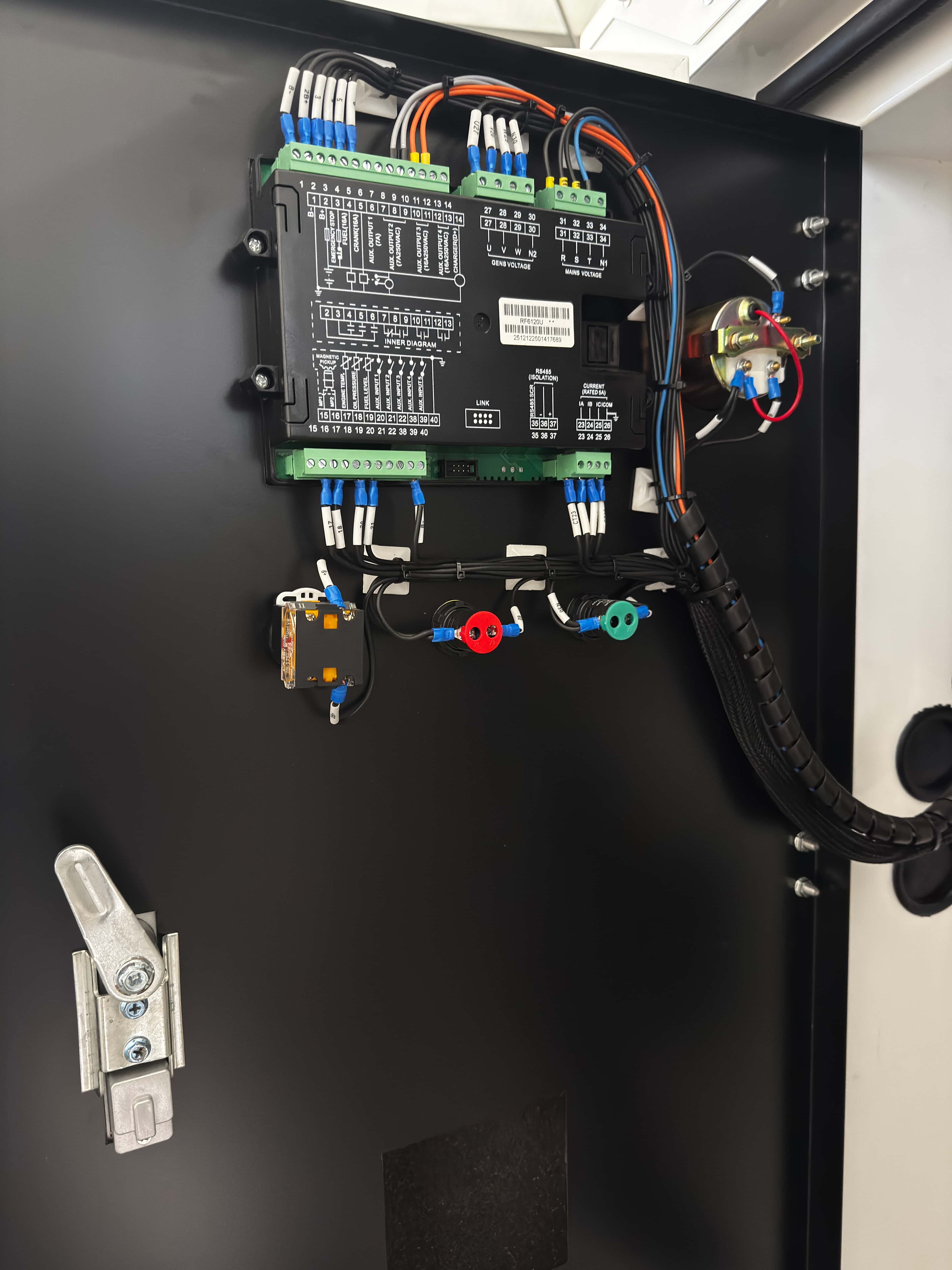 Agregat PlusPower - elektronika wewnętrzna, zbliżenie